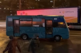 Троллейбус и две маршрутки: в Киеве из-за гололеда пострадал общественный транспорт, видео