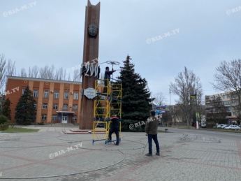 В центре Мелитополя устанавливают гигантский елочный шар (фото)