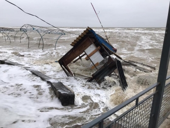 В Кирилловке шторм разрушил берег и унес строения в море - впечатляющие кадры
