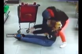 Умирала у всех на глазах: в Харькове в супермаркете охранник спас жизнь девушке, видео