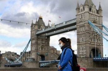 Британия сократила период самоизоляции для прибывающих туристов