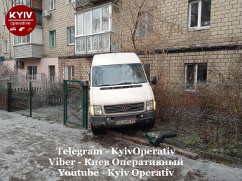 Тормозил об забор: в Киеве микроавтобус без водителя покатился по обледенелой улице, фото