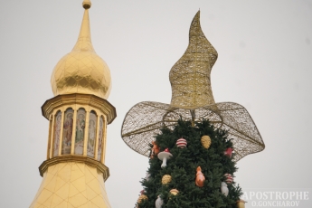 С новогодней елки в Киеве снимут шляпу: она уже стала поводом для претензий и фотожаб