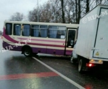 На трассе Мелитополь-Запорожье рейсовый автобус попал в ДТП (фото)