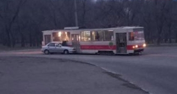 В Запорожье произошло ДТП с участием трамвая и легковушки (фото, видео)