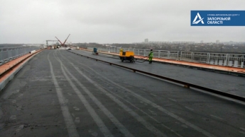 В Запорожье начали укладку асфальта на мосту (ФОТО)
