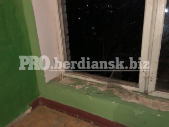 В Бердянске из окна многоэтажки выпал мужчина и разбился насмерть (фото)