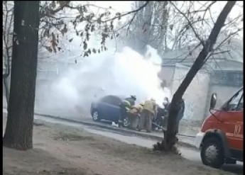 В Мелитополе во дворе многоэтажки пылает автомобиль (видео)
