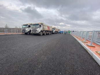 Восемь грузовиков по 34 тонны проверили новые запорожские мосты на прочность (ФОТО)