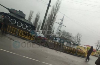 Не заметил стоящий танк: под Одессой авто влетело в памятник, фото и видео