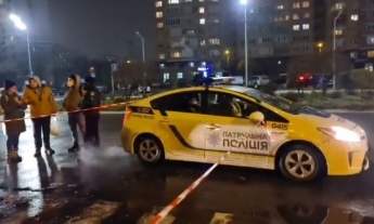 В Киеве полицейский и прохожий подрались из-за нецензурной брани: видео с места