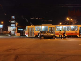 В Запорожье произошло тройное ДТП, с участием внедорожника, трамвая и троллейбуса (фото, видео)