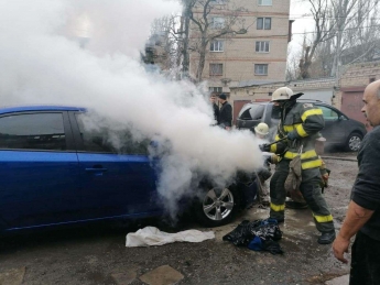В Мелитополе в центре города загорелась иномарка (фото)