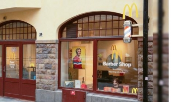 McDonald’s открыл барбершоп, но там делают только одну стрижку - такую прическу носили Ди Каприо и Бекхэм в 90-х