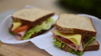 Жена годами готовила мужу на обед надкушенные сэндвичи - это не месть, а очень милая история любви