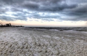 В курортном городе Запорожской области замерзло море (фото, видео)