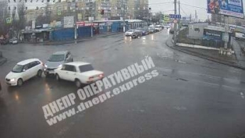 В Днепре на Донецком шоссе ВАЗ занесло в KIA: видео момента ДТП