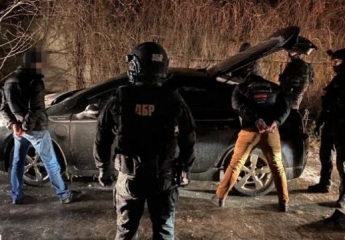 В Киеве трое полицейских удерживали в гараже человека и требовали взятку (видео)