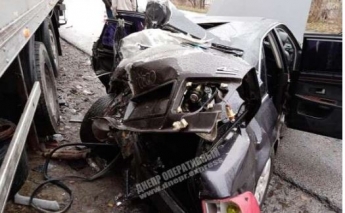 В Днепре на Гаванской жестко столкнулись Audi и грузовой автомобиль: пассажиров вырезали из машины (Фото)