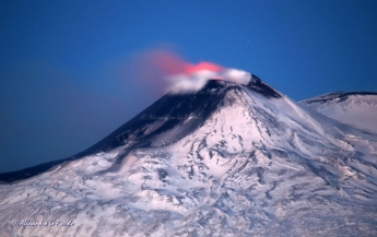 На Сицилии проснулся вулкан Этна, потоки лавы "выстреливают" на 5 км вверх: фото и видео