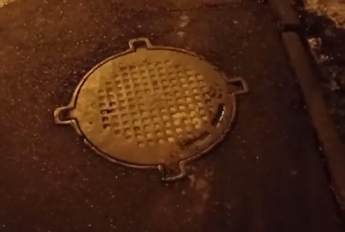 В Киеве снова гололед: жители столицы нашли оригинальные "островки безопасности" на тротуарах, видео