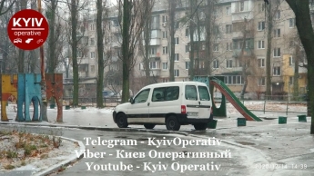В Киеве "прославили" наглого автохама, который оставил машину на детской площадке, фото