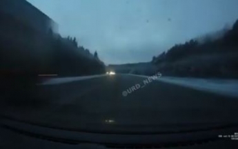 В России молодой водитель влетел под фуру: последние секунды его жизни попали на видео