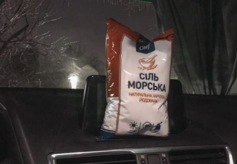 Навіщо досвідчені водії возять взимку сіль в машині