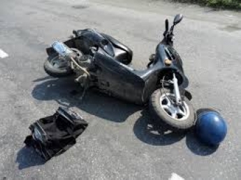 В Мелитополе пьяный водитель скутера свалился посреди дороги