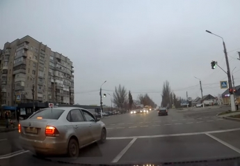 Как в Мелитополе "водятлы" правила нарушают - новая подборка (видео)
