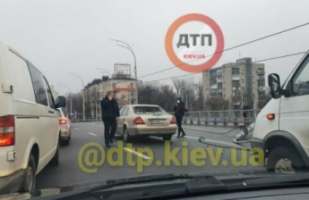 В Киеве "устал" еще один путепровод, рухнули сразу три столба - движение парализовано, видео, фото