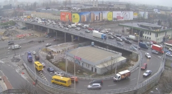 "Болты ничего не крепят": в сети показали возможную причину падения столбов на Шулявском мосту (фото)