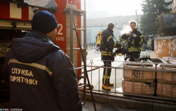 В Киеве загорелось здание, двое погибших