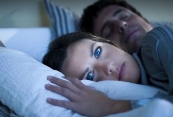 Как заставить себя спать, если проснулся ночью: эксперты назвали легкие способы