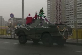 По Киеву на военном авто разъезжают Деды Морозы с елкой: фото и видео