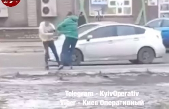 В Киеве два водителя устроили "дикую" драку посреди дороги: опубликовано видео