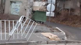 В Днепре на Крестьянском спуске фура кузовом протаранила забор: видео момента