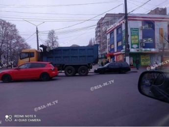 В Мелитополе на перекрестке ВАЗ заехал под фуру (фото)