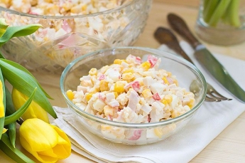 Готовимся к праздникам: рецепт крабового салата с рисом и кукурузой