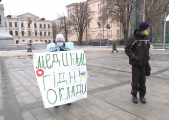 "Мне нечего терять, дворники получают больше": в Харькове медсестра вышла на пикет, фото
