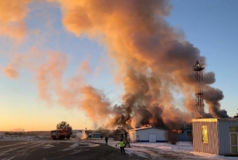 Валит столб дыма: в России вспыхнул мощный пожар в международном аэропорту, видео