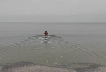 Вы не поверите - после шторма в Кирилловке идеальный штиль и даже купаются люди (видео, фото)