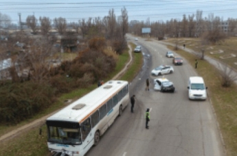 Вырулила на встречку: в Днепре легковушка влетела в лоб автобусу