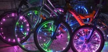 В Запорожье заметили "праздничного" велосипедиста (видео)