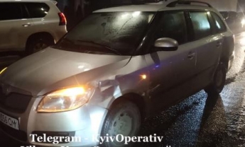 В Киеве водитель вылетел на встречку и устроил масштабное ДТП на светофоре: фото и видео