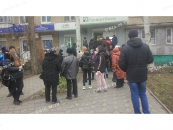В Мелитополе клиенты штурмуют отделения Приватбанка (фото)