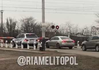 В Мелитополе лихач на "евробляхе" едва не снес шлагбаум на железнодорожном переезде (видео)