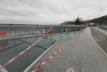 Многострадальный стеклянный мост в Киеве снова треснул: фото и подробности