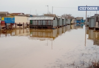 Фото последствий шторма в Кирилловке - базы отдыха стоят в воде