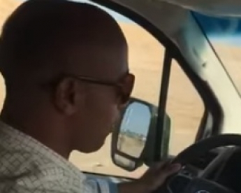 Водитель маршрутки в Египте поет за рулем украинскую песню: видео стало хитом сети